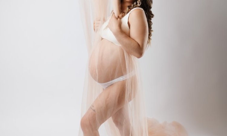 Shooting grossesse glamour en studio à Besançon