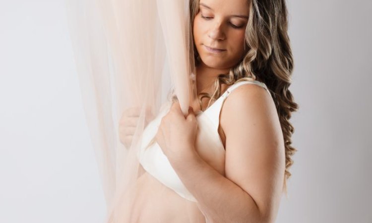 Shooting grossesse glamour en studio à Besançon