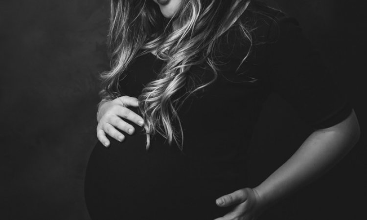 Shooting grossesse en studio à Besançon