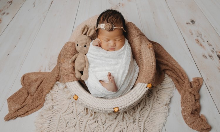 Photographe pour séance photo bébé fille en studio en Franche-Comté