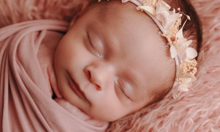 Photographe pour shooting naissance rose en studio à Besançon