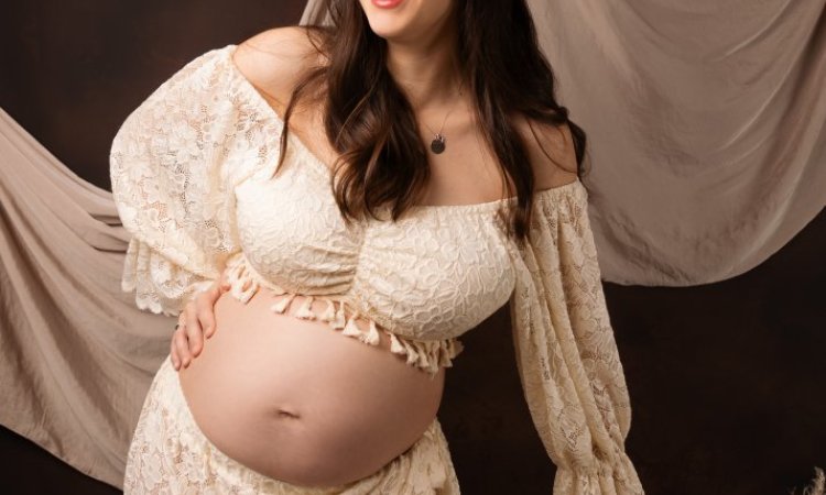 Shooting photo grossesse en studio avec mise en beauté à Besançon