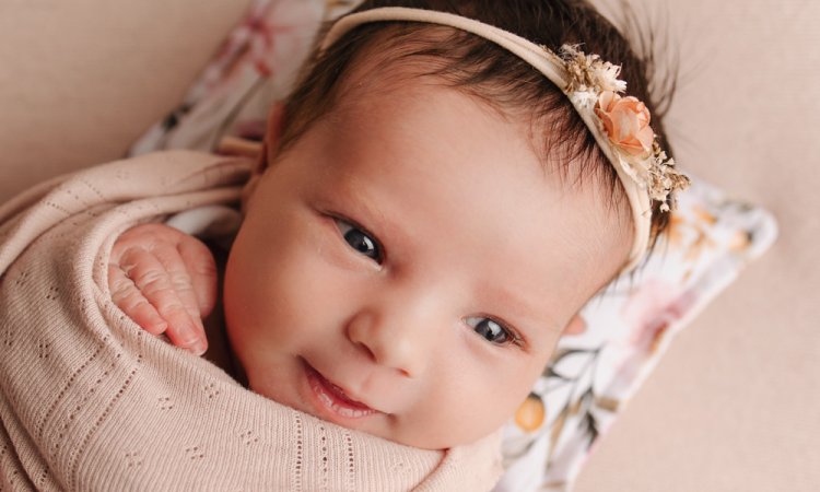 Photographe pour shooting naissance fille à Besançon