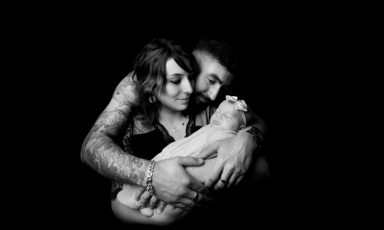 Photographe professionnelle pour séance photo naissance en famille en studio à Besançon