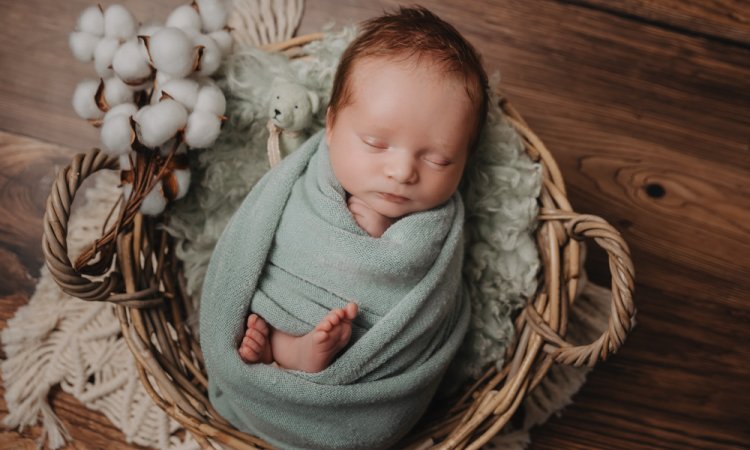 Photographe shooting naissance en studio à Besançon