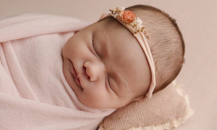 Séance photo naissance fille en studio à Besançon