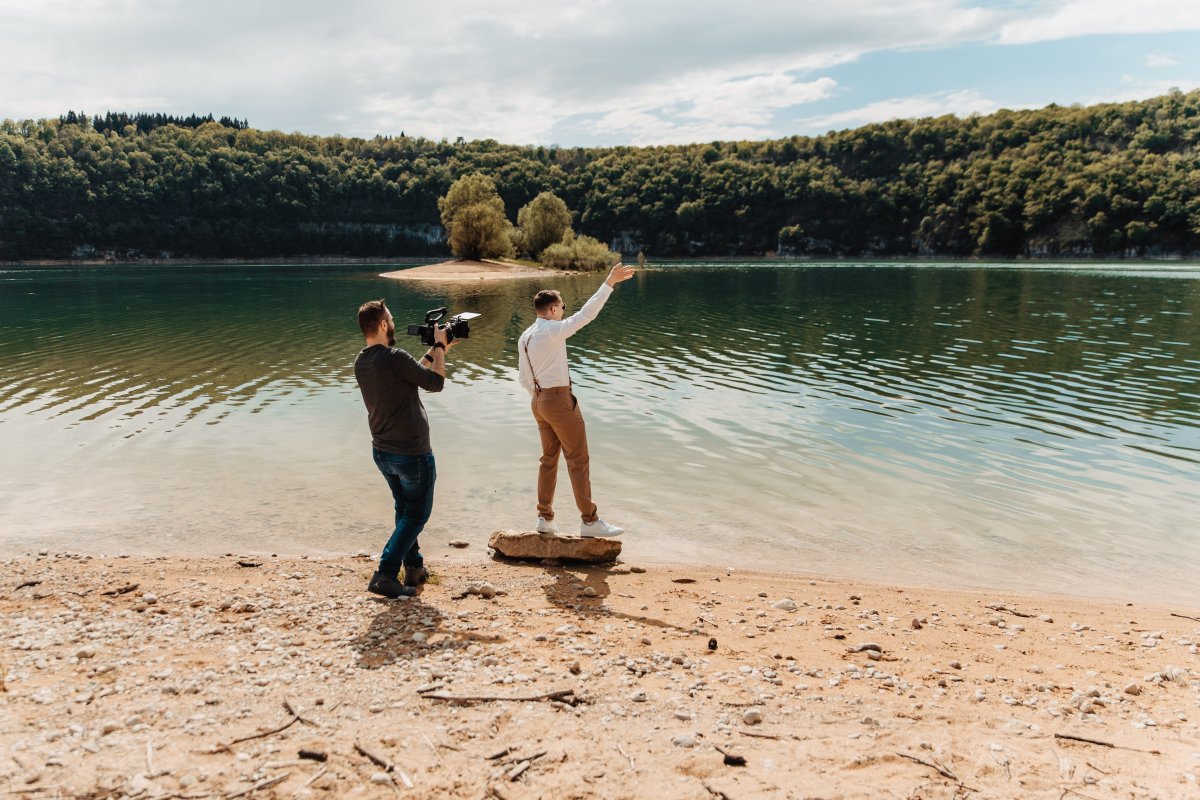 Shooting d'inspiration mariage bohème à la plage en Franche-Comté